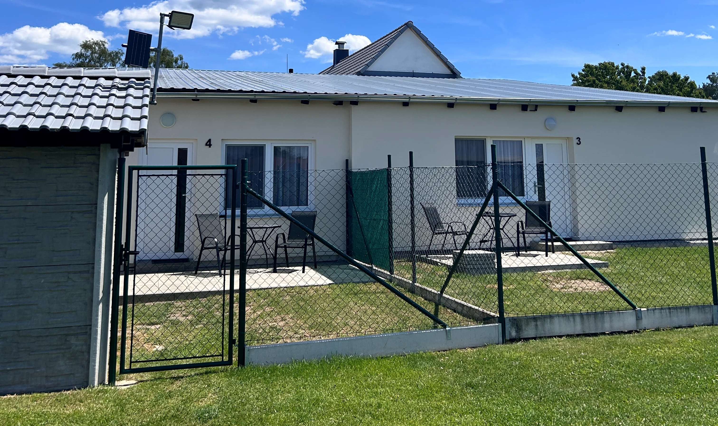Penzion na 2 - apartmány, vstup a posezení