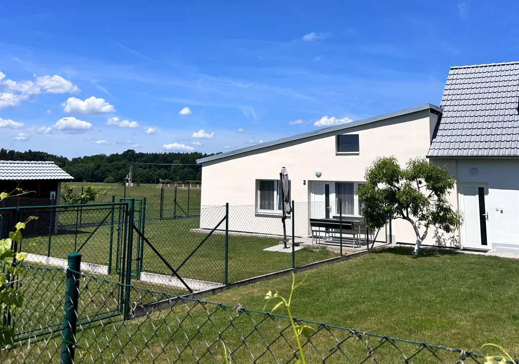 Penzion na 2 - udržovaná zahrada a terasy apartmánů